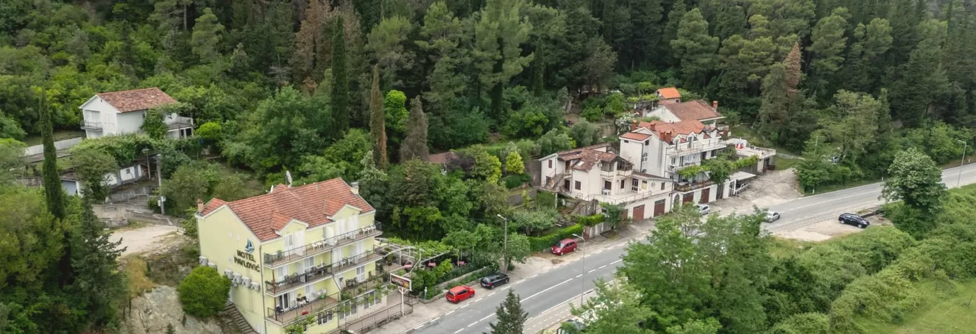 Zelena oaza Sutorine s pogledom na okolna brda